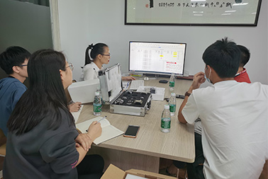 客戶來公司講解產品